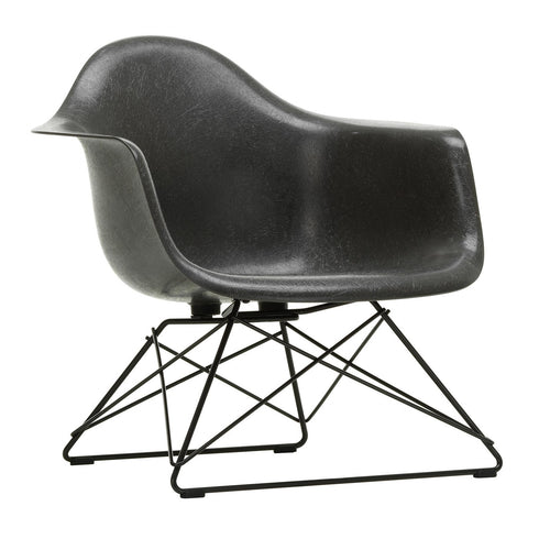 Eames Armchair in Fiberglass LAR / Black Base